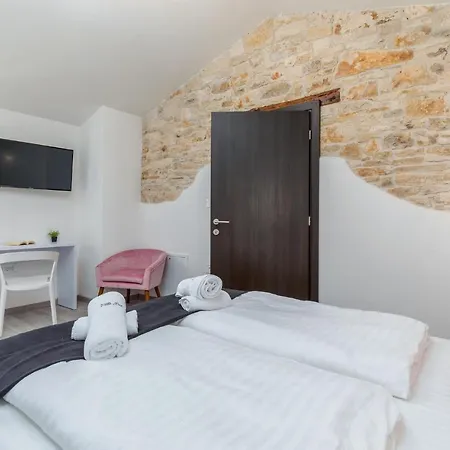 Holiday home Lovely In Svetvincenat With Jacuzzi Peresiji
