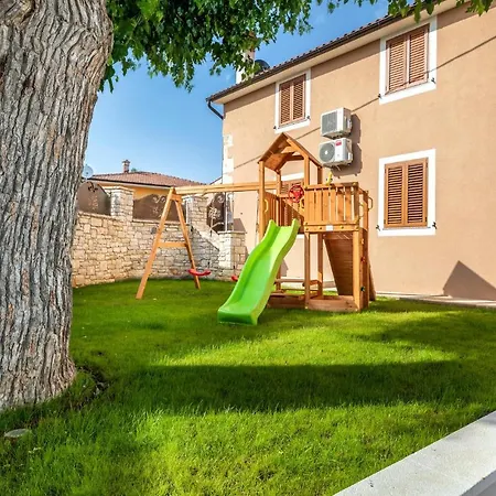 Holiday home Lovely In Svetvincenat With Jacuzzi *