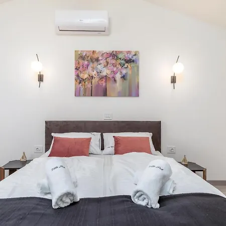 Holiday home Lovely In Svetvincenat With Jacuzzi Peresiji