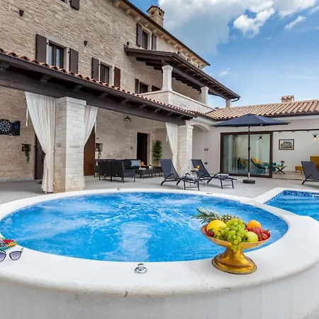 Holiday home Lovely In Svetvincenat With Jacuzzi Peresiji