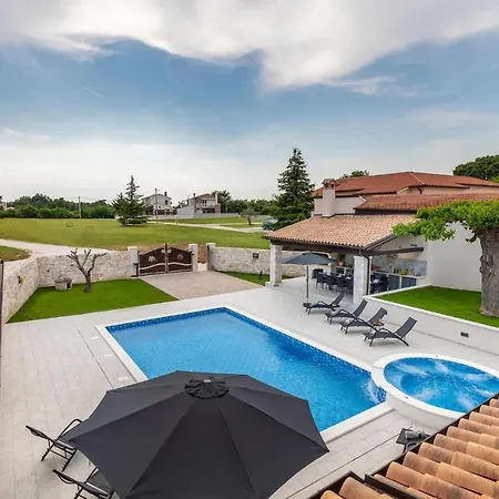Lovely In Svetvincenat With Jacuzzi Holiday home Peresiji
