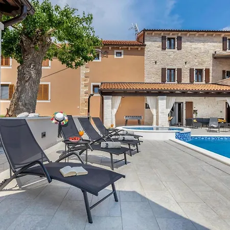 Lovely In Svetvincenat With Jacuzzi Holiday home Peresiji