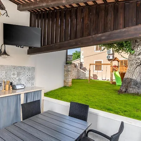 Holiday home Lovely In Svetvincenat With Jacuzzi *